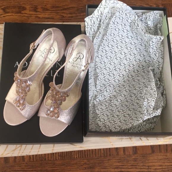 💕🎉Adrianna Papell Glamorous Gold Shoes🎉💕 - Picture 5 of 7